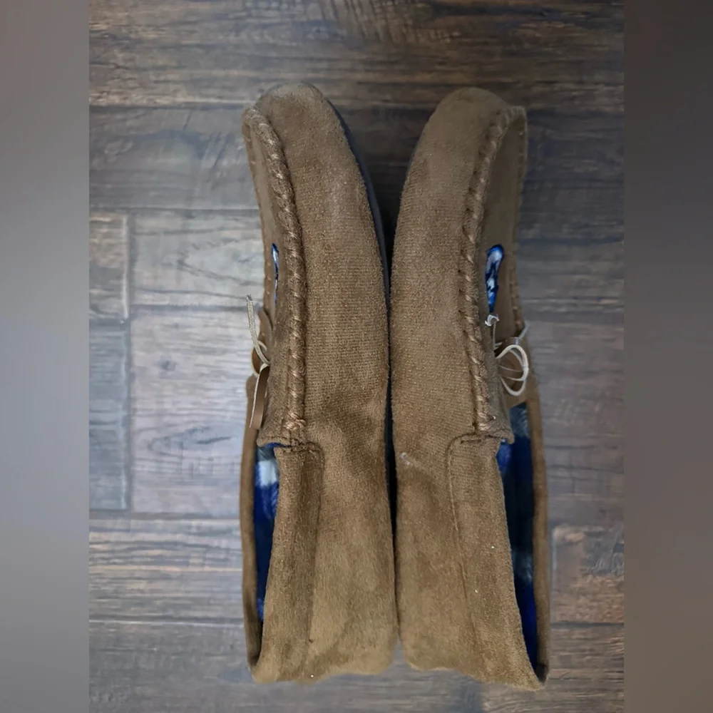 Creighton moccasin slippers men’s 9/10 brand new chestnut brown blue jays